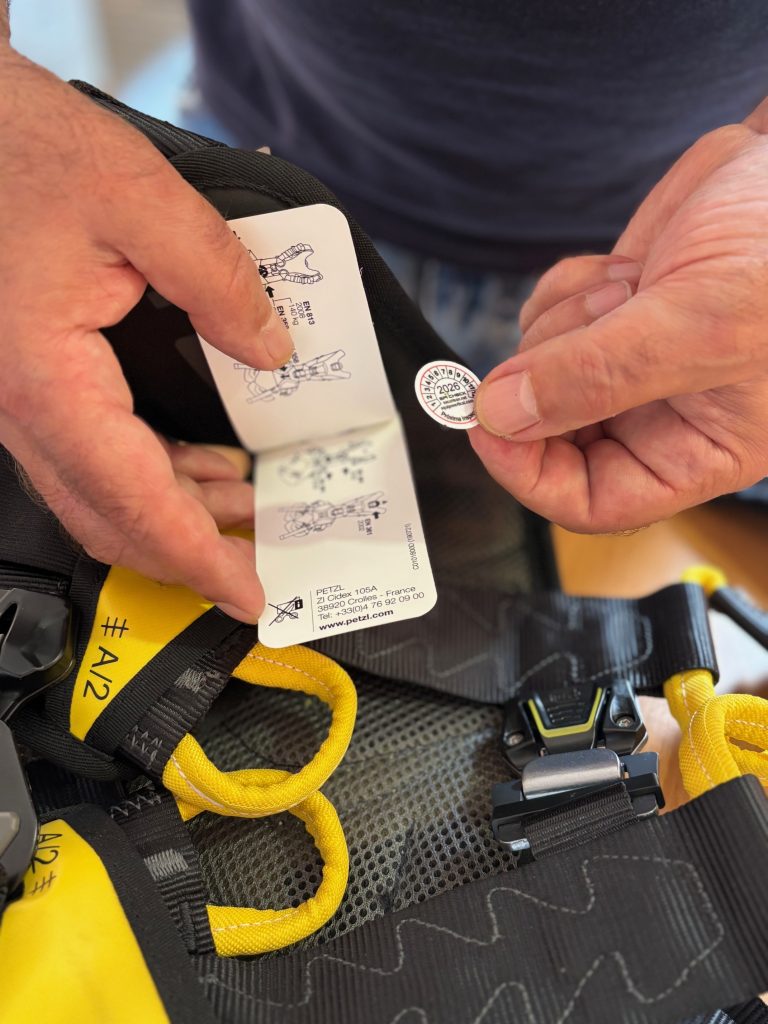 Técnico realizando la certificación de EPIs con arnés de seguridad.